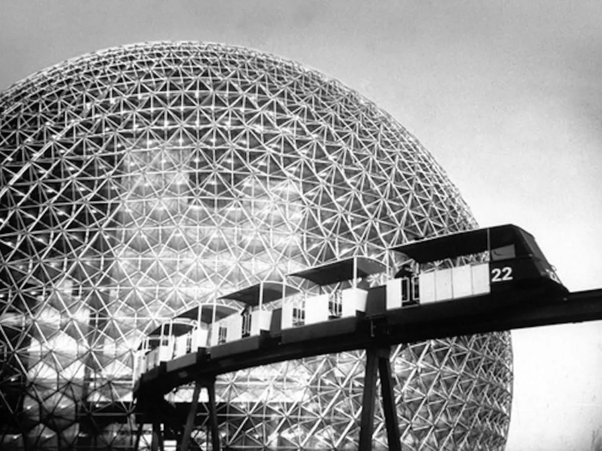 Cette image en noir et blanc montre une scène architecturale moderne et futuriste.