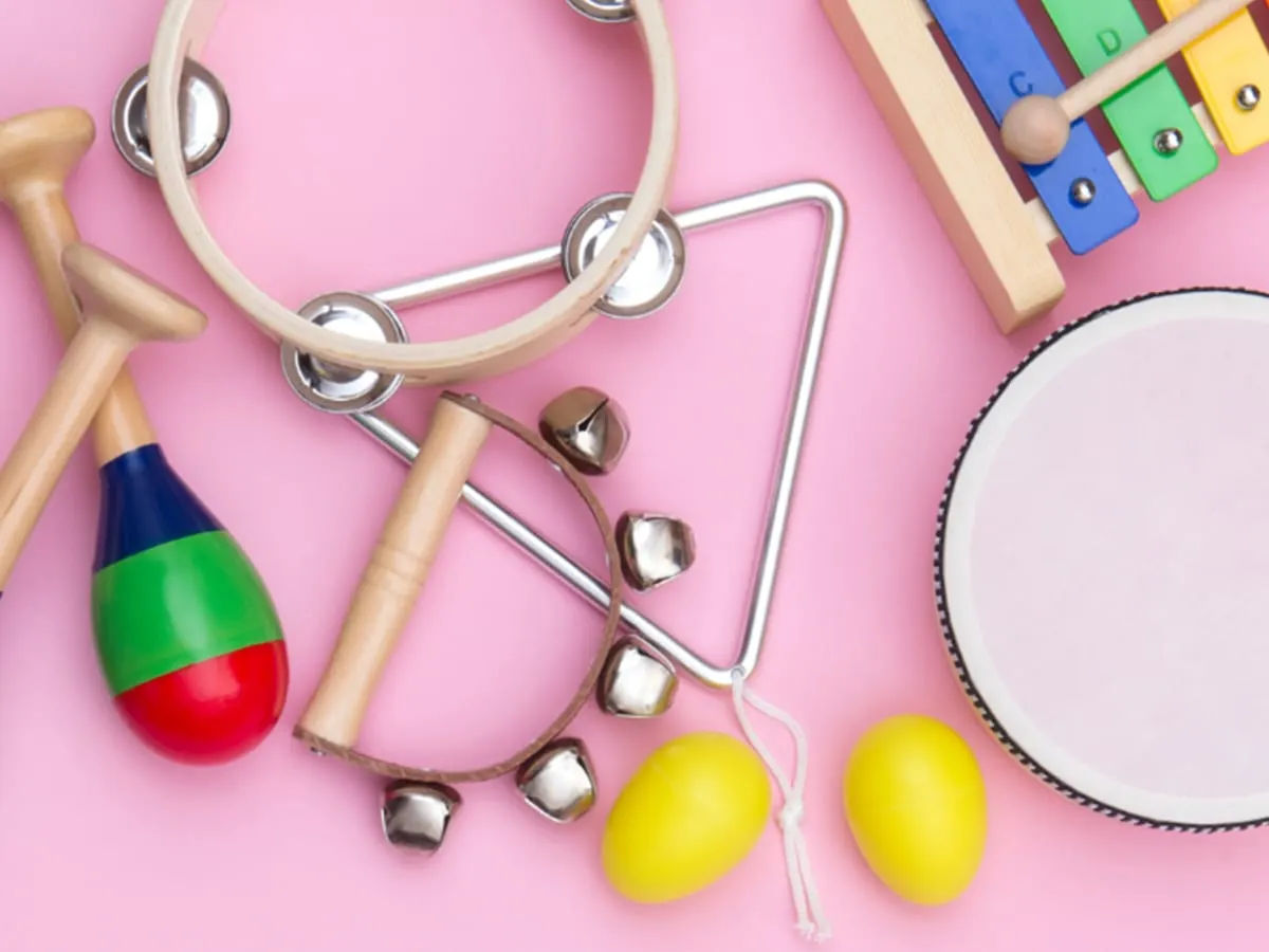 Photo d'instruments de musique sur fond rose
