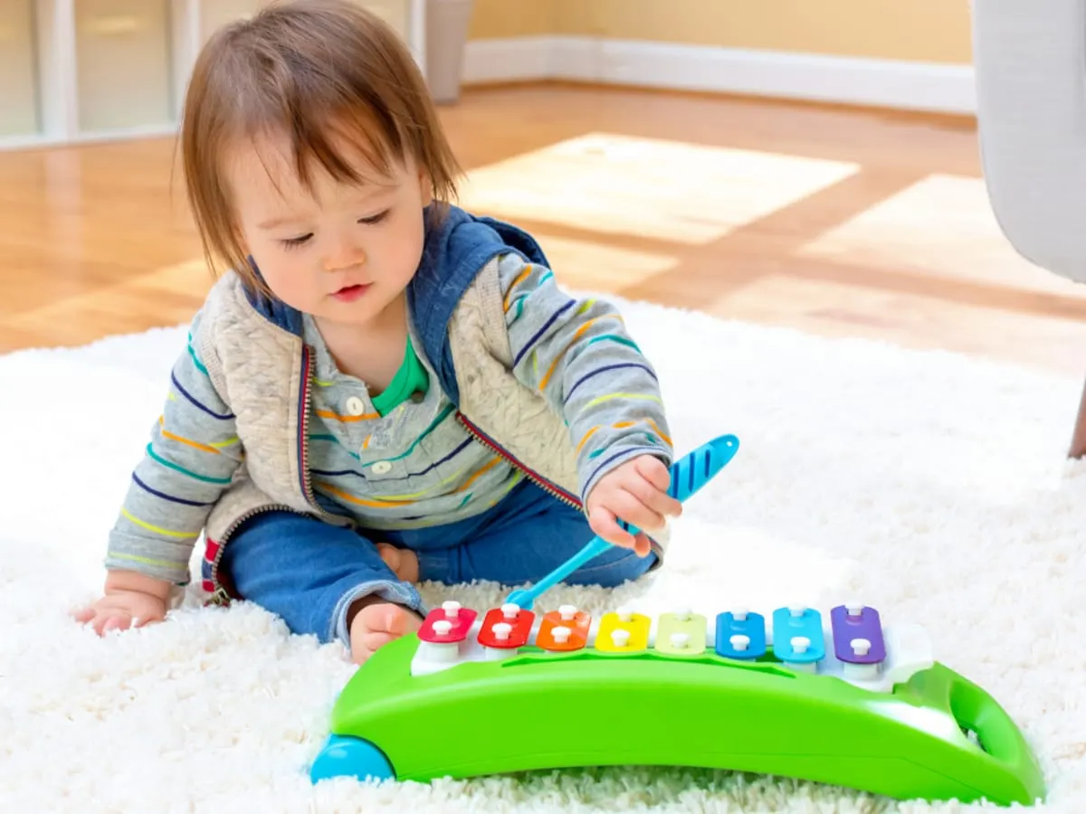 Jeune enfant en train de jouer d'un instrument