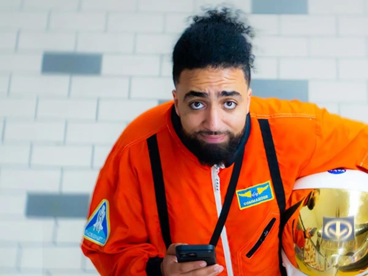 L'humoriste Anas Hassouna habillé en cosmonaute dans le métro.