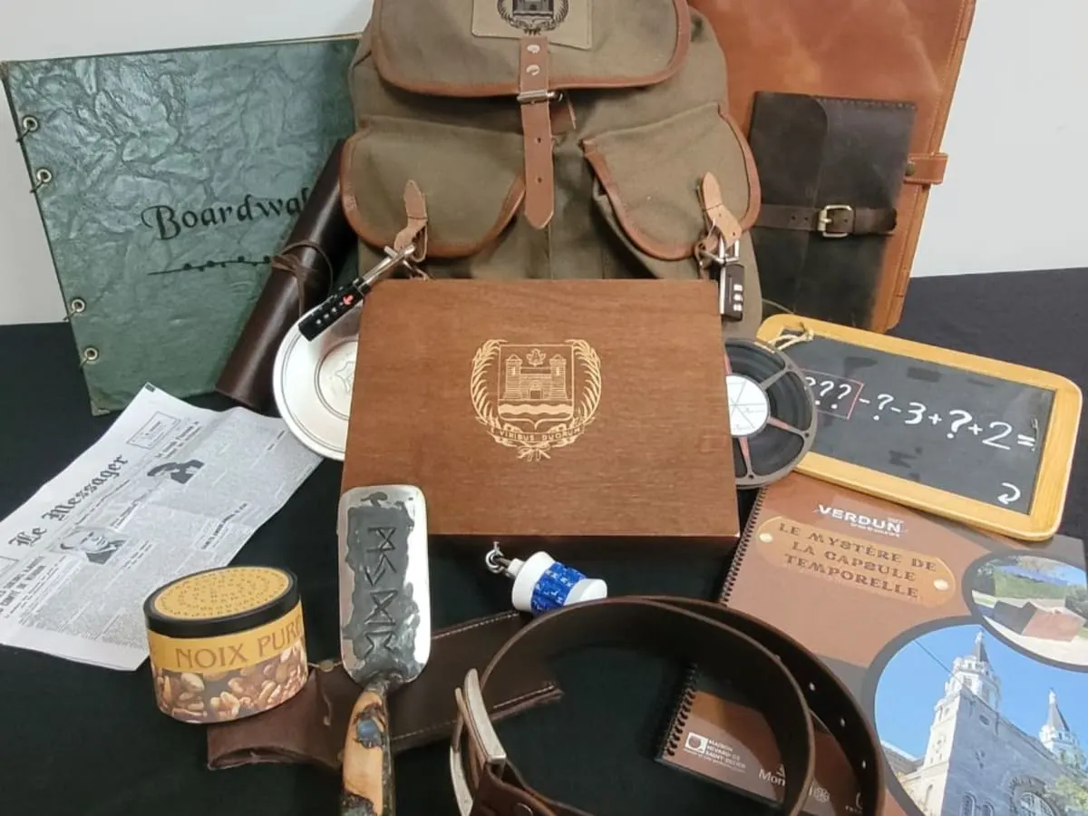 L’image montre une collection d’objets disposés sur une table, évoquant une ambiance d’aventure et d’exploration rétro.