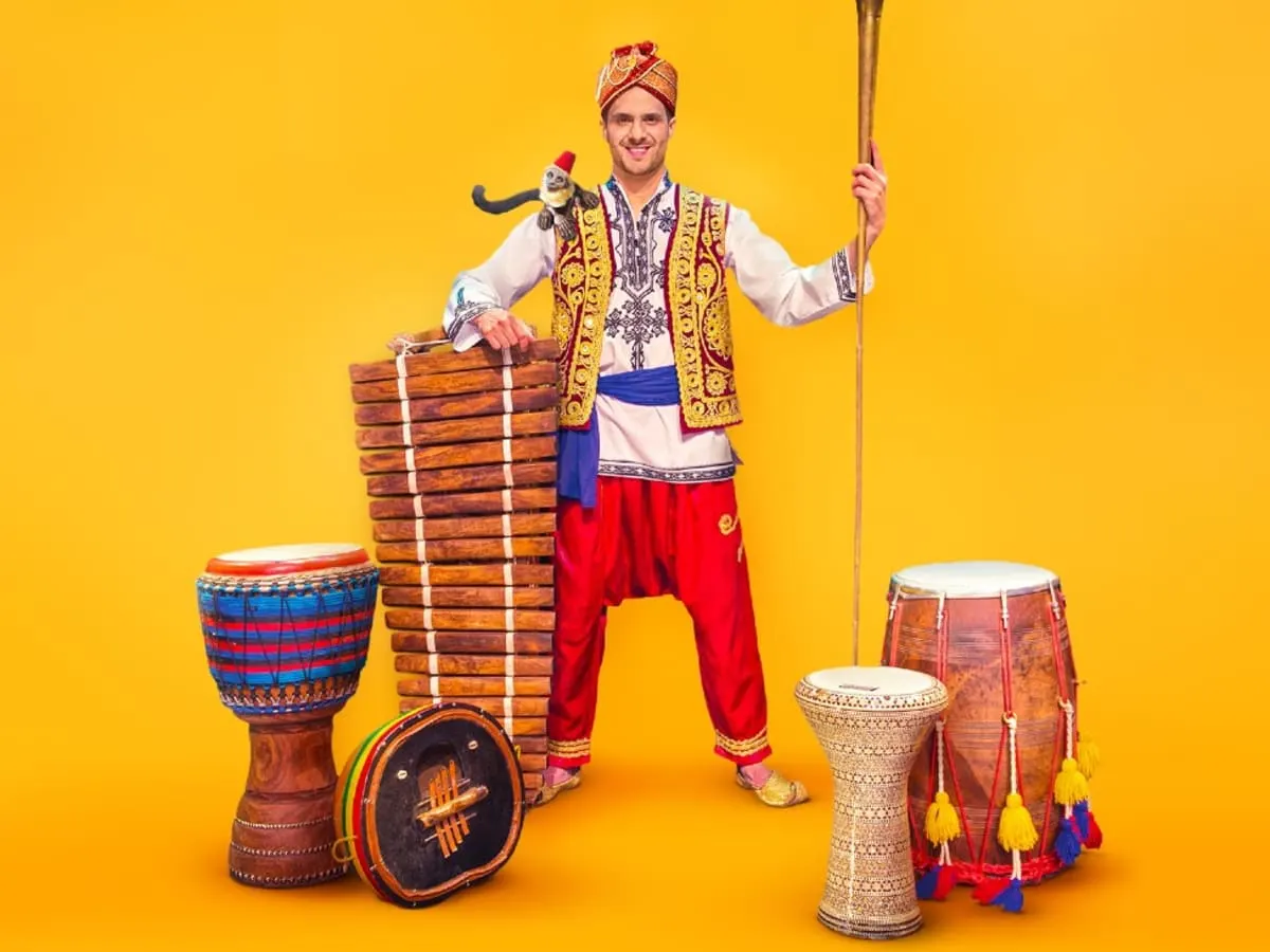 Le musicien Kattam avec différents instruments