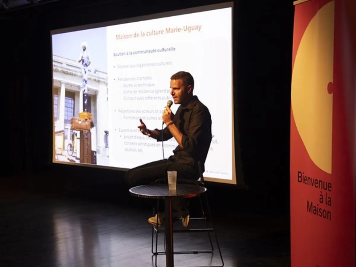 un homme devant une présentation visuel