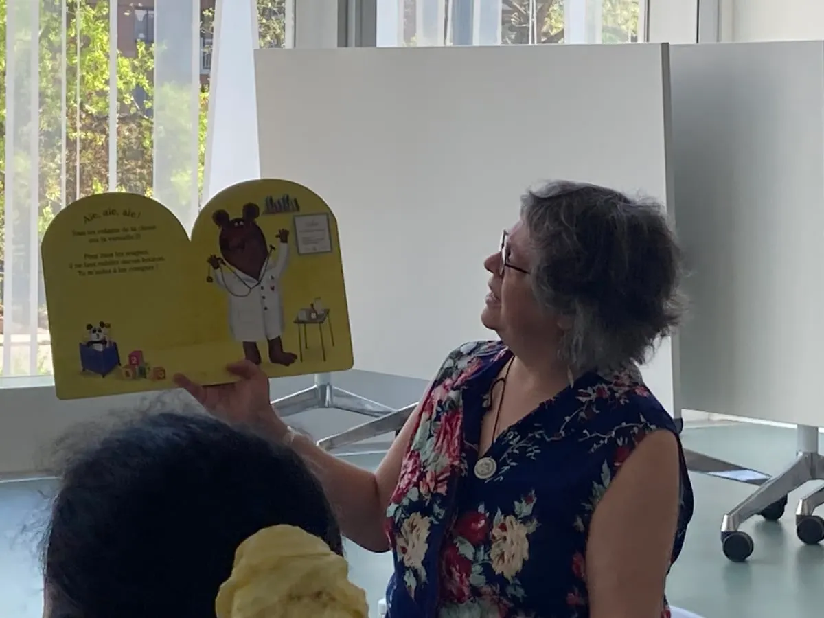 conteuse qui lit un livre
