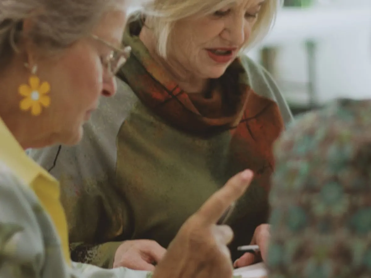 Photo de dames en train de discuter autour d'un livre