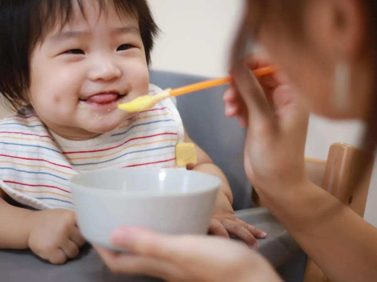 Parent qui nourrit son bébé à la cuillère