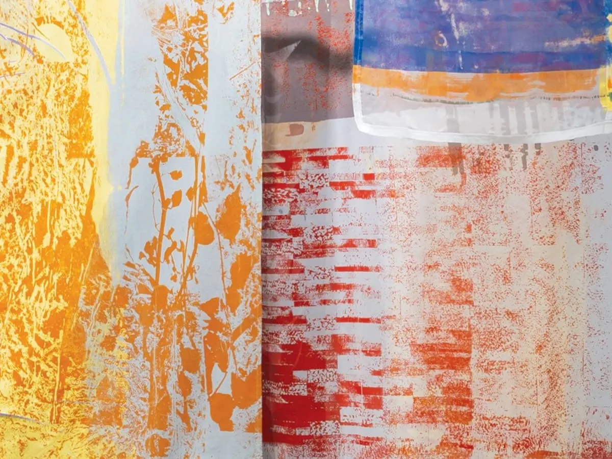 Des tissus blancs imprimés de motifs colorés.