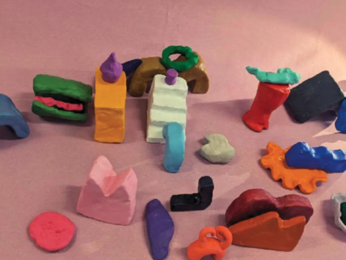 Une activité d'éveil aux formes abstraites pour jeunes enfants et leurs parents.