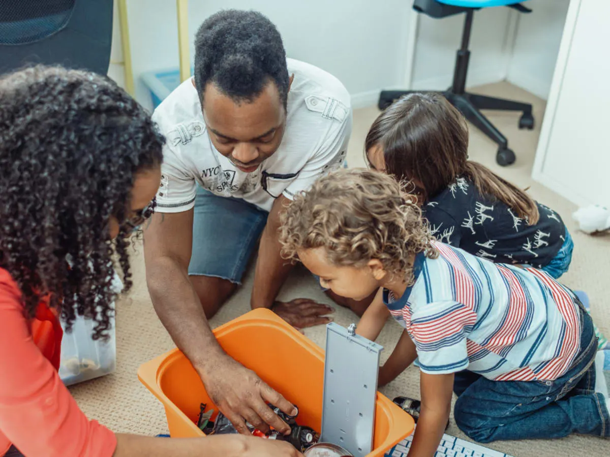 Photo d'une famille jouant aux blocs de construction