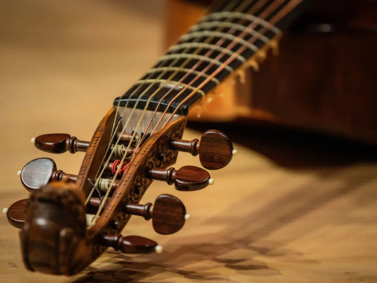 Un violon déposé au sol