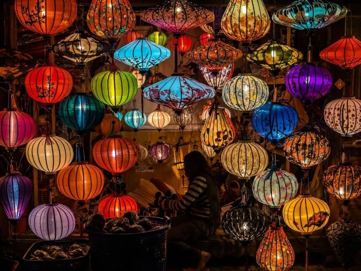 Vue de face de lanternes vietnamiennes aux couleurs variées.