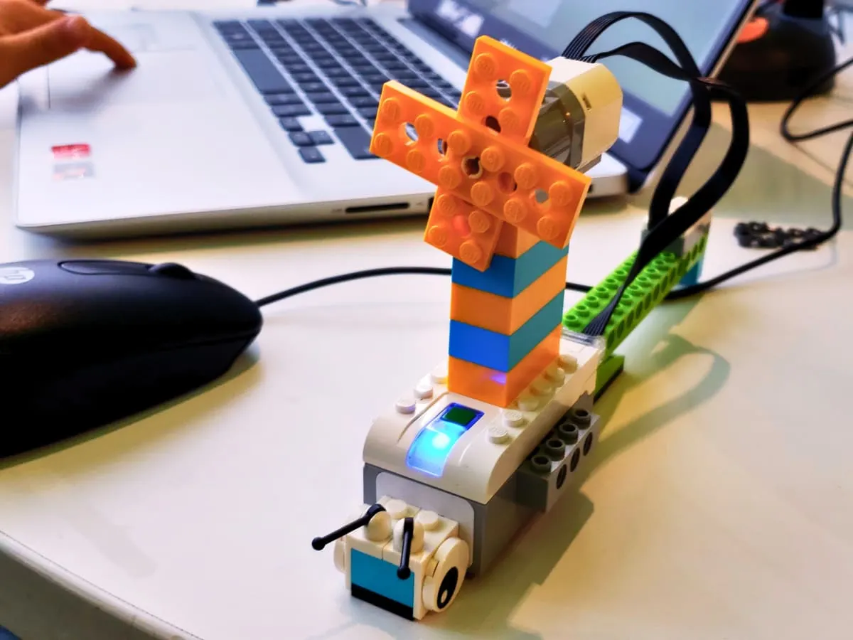 L'image présente un modèle de robotique éducative construit à l'aide de l'Ensemble de base LEGO