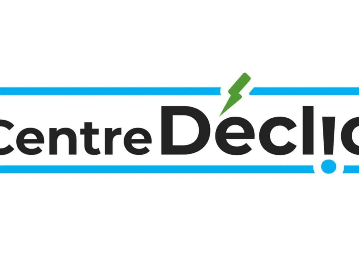 Le logo du Centre Déclic présente le nom de l'organisme en lettres noires, entouré d'un ovale bleu. L'accent du « é » dans Déclic est représenté par un éclair.