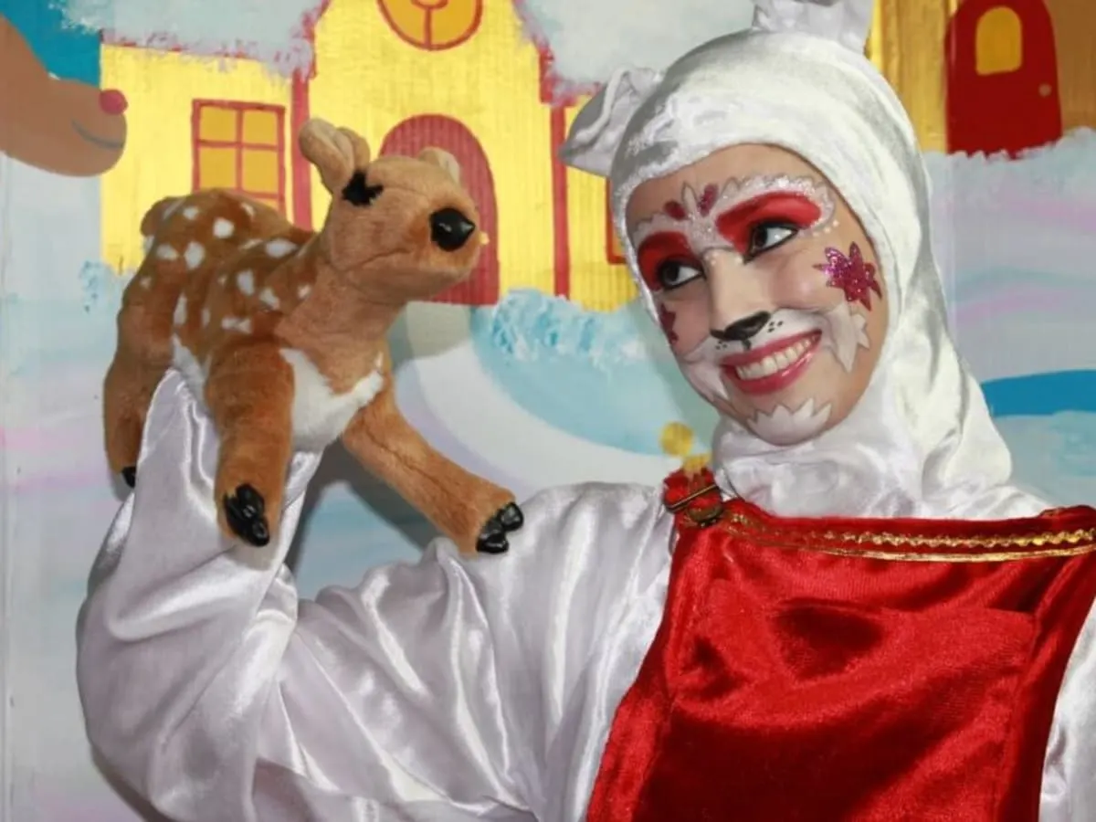 Cette image montre une personne porte un costume blanc brillant avec une coiffe assortie qui couvre la tête et le cou.