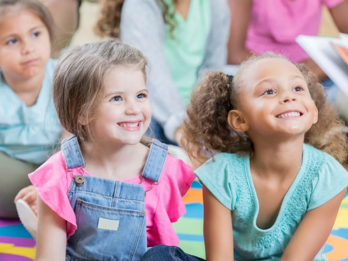Des enfant attentifs participent à une activité de lecture.