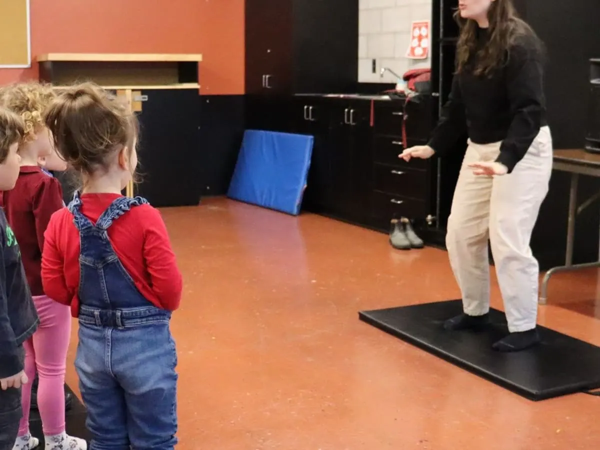 Des enfants apprennent à jouer de la musique
