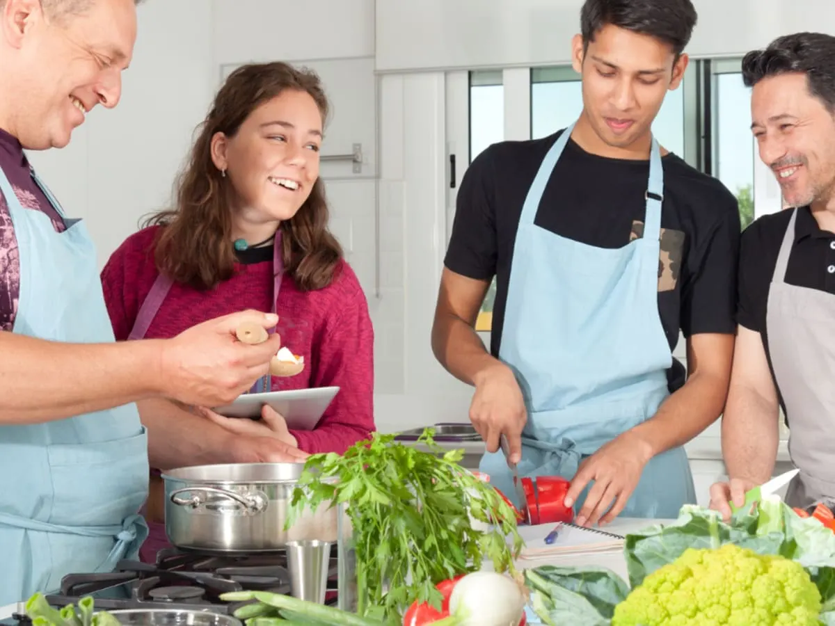 Photo d'adultes qui cuisinent