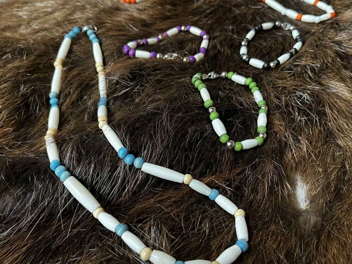 Création de bijoux wendat