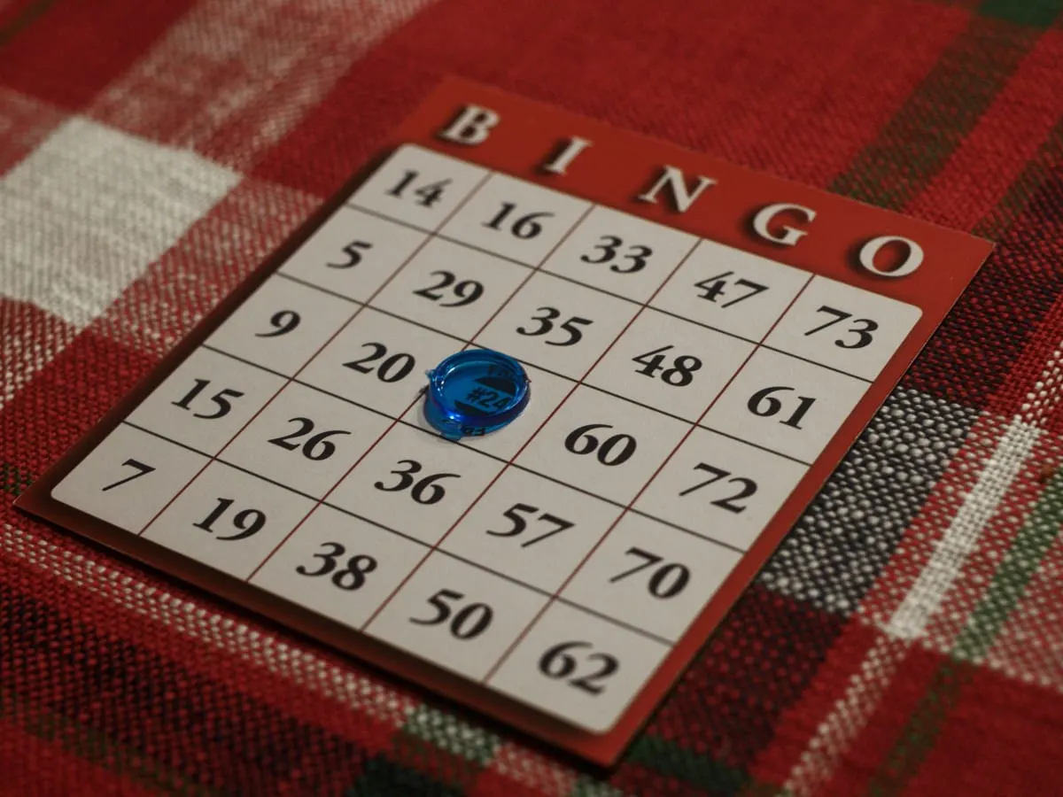 Image d'une planche de bingo rouge et blanche avec un jeton bleu au centre sur l'espace Gratuit