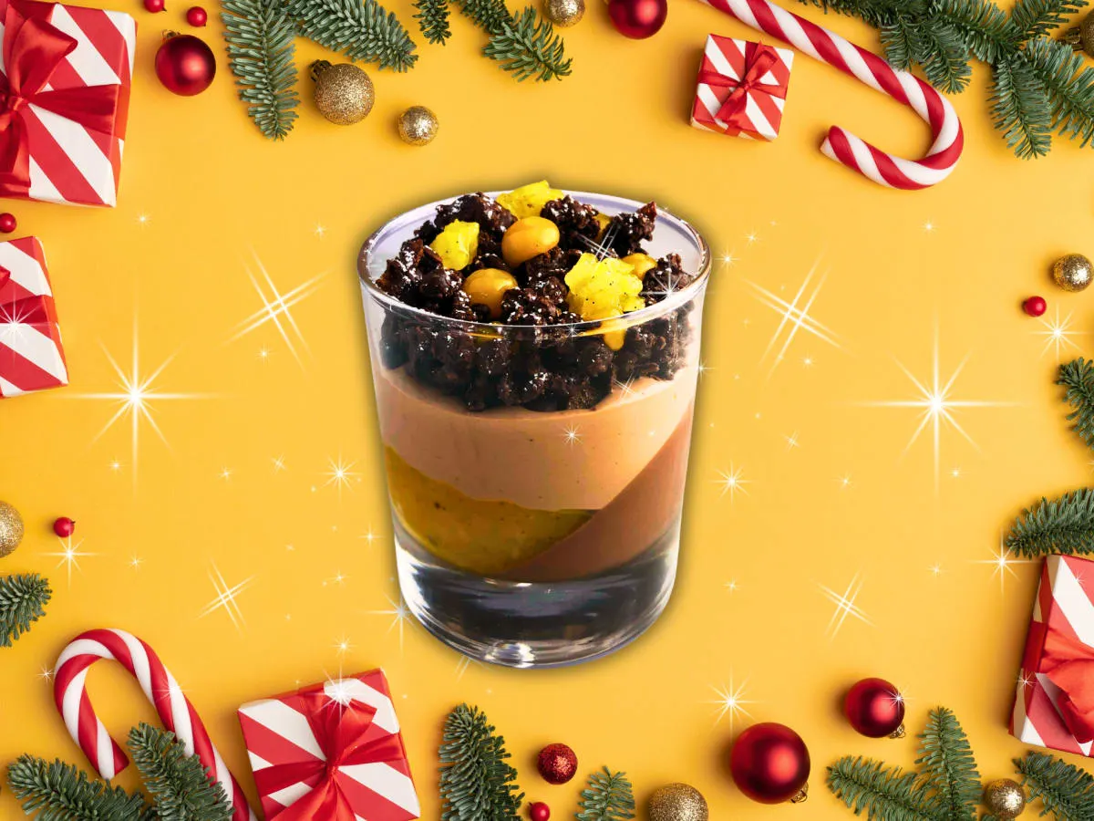 Une photo d'une verrine entouré de canne de bonbons et cadeaux