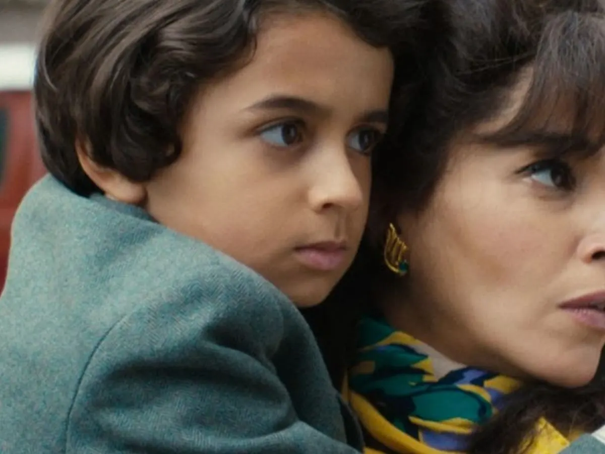 Un enfant qui serre sa mère contre lui.