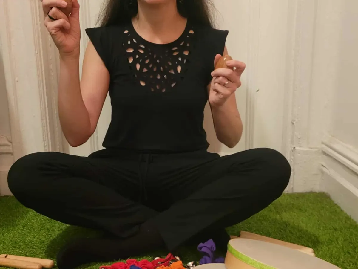 musicienne avec instruments de percussion