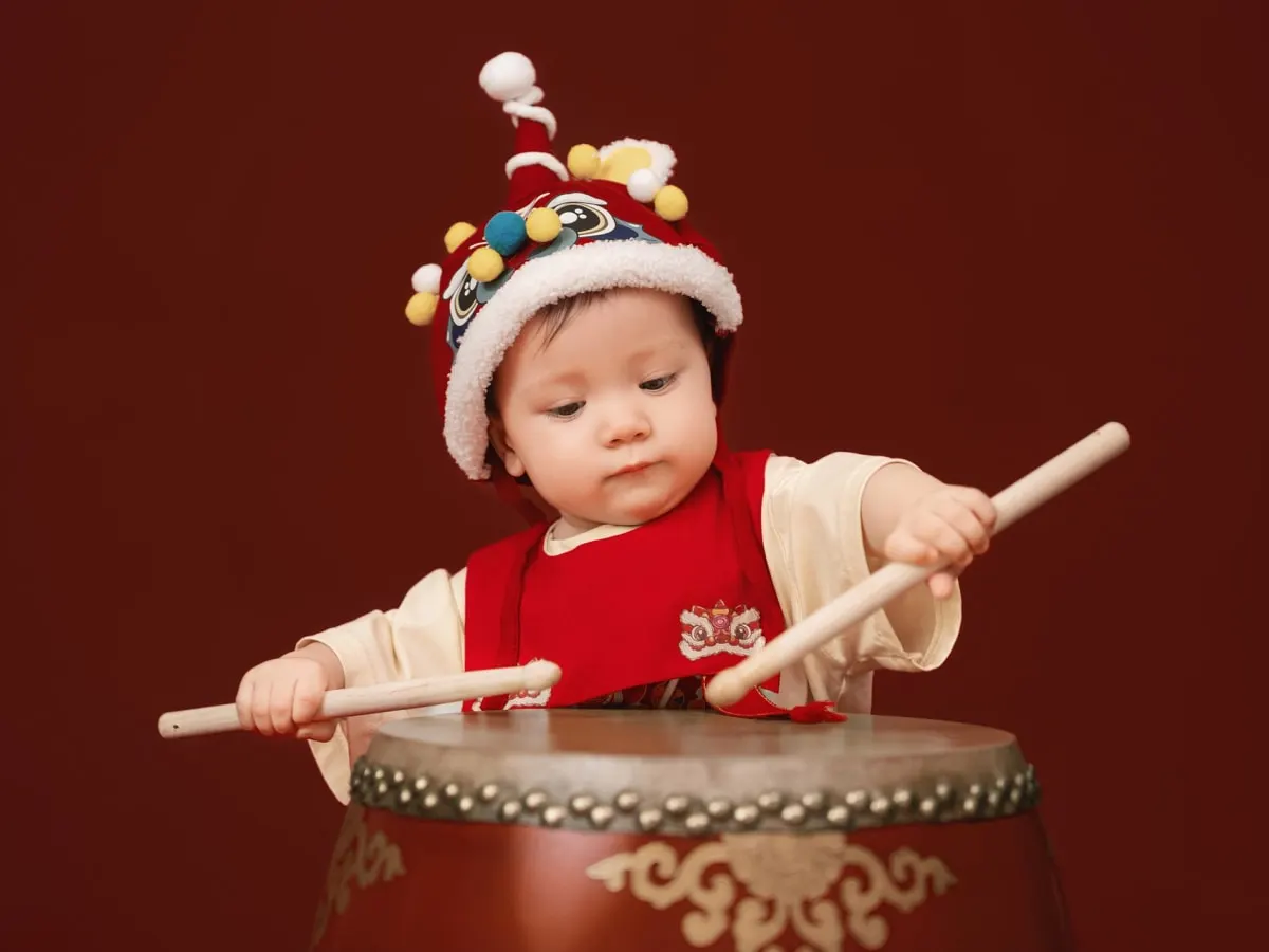 enfant jouant du tambourin