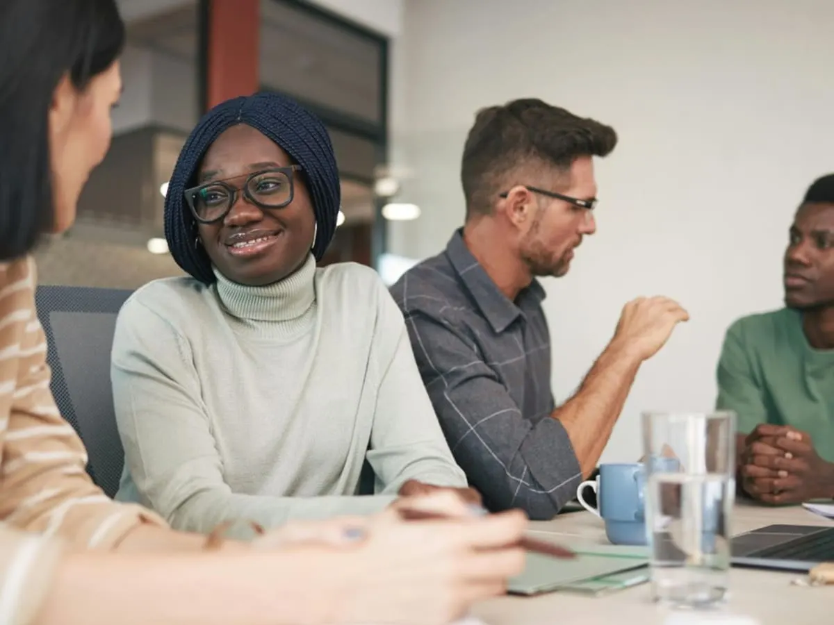 Photo de personnes qui discutent autour d'une table