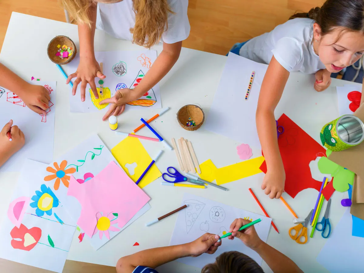 Des enfants qui fait de la bricolage