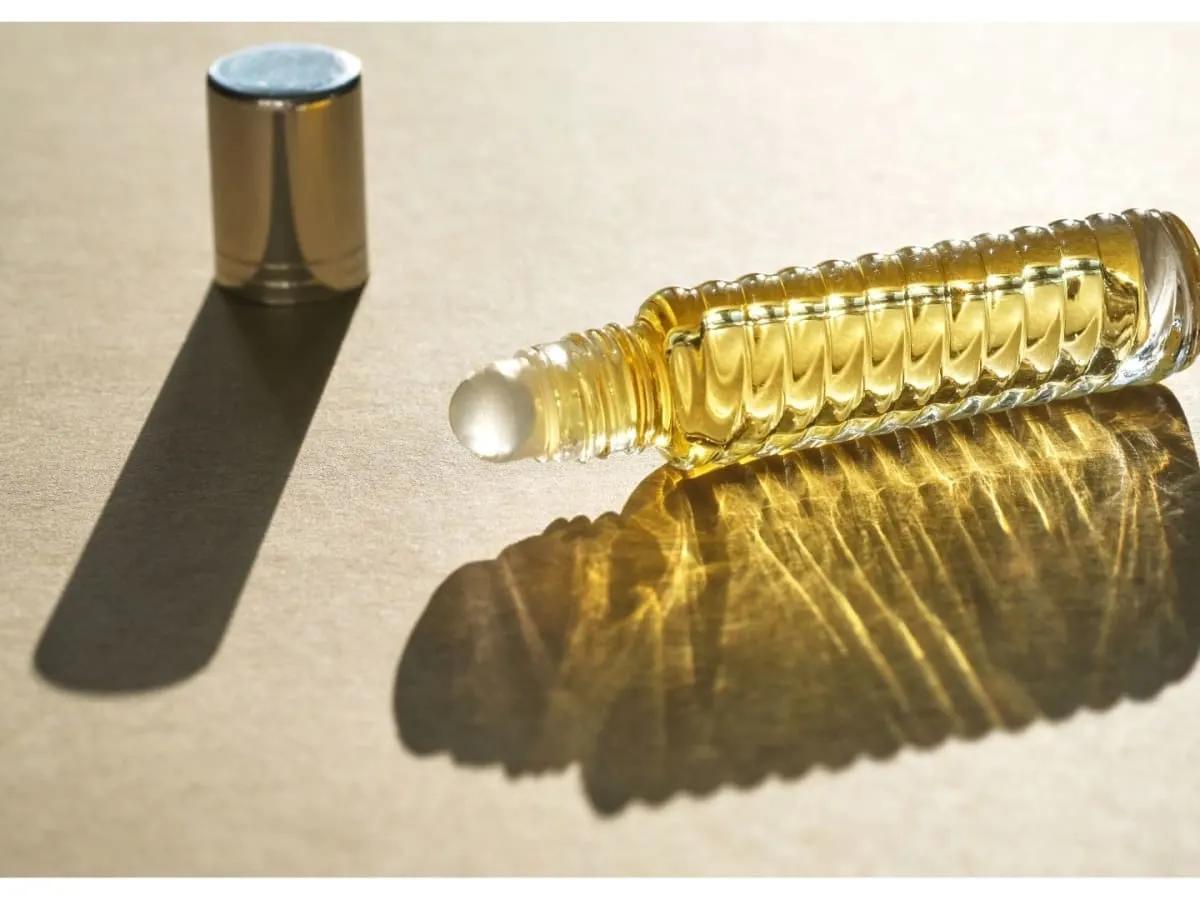 Une photo d'une bouteille de parfum au soleil