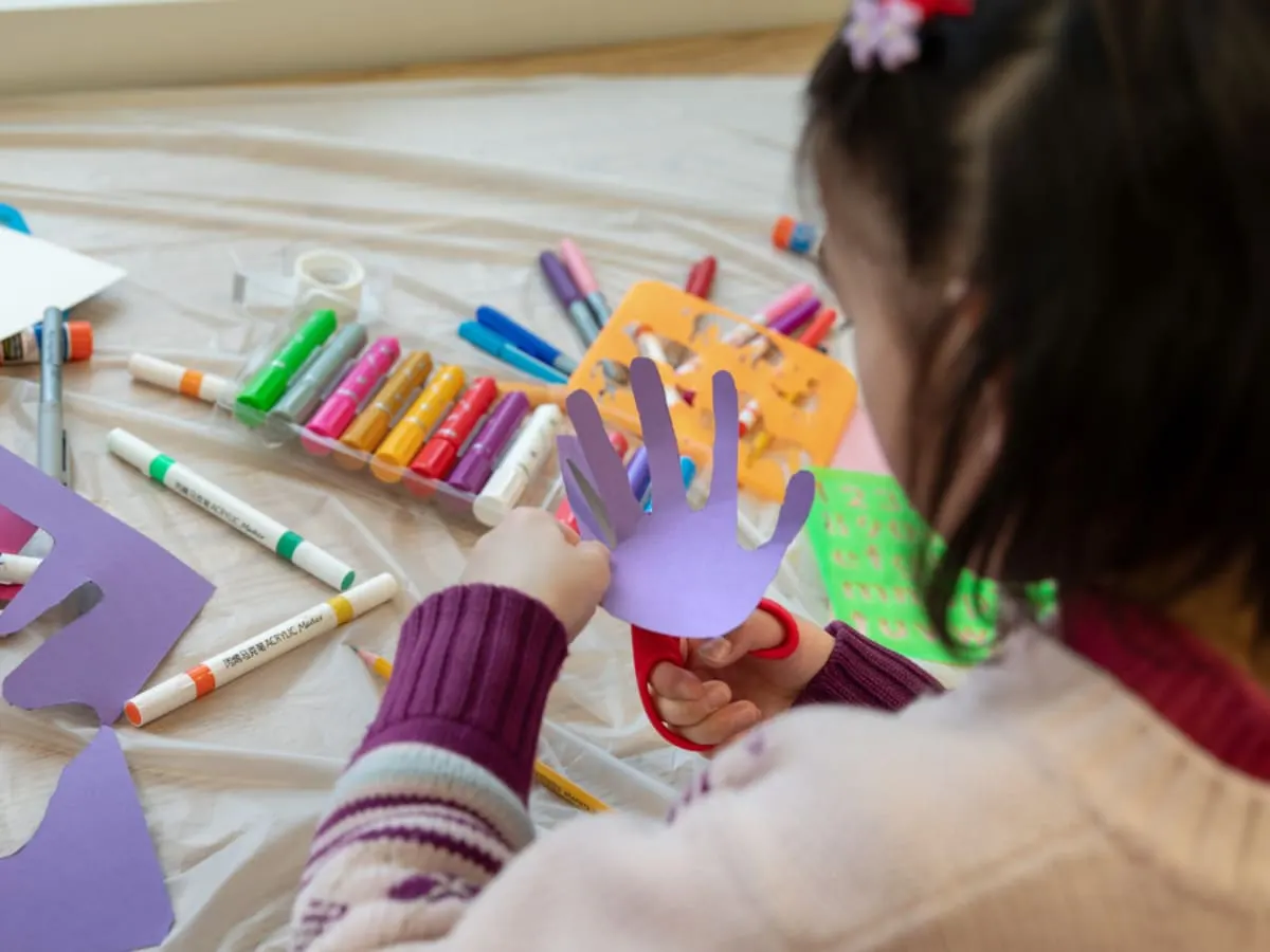 Enfant qui fait du bricolage.