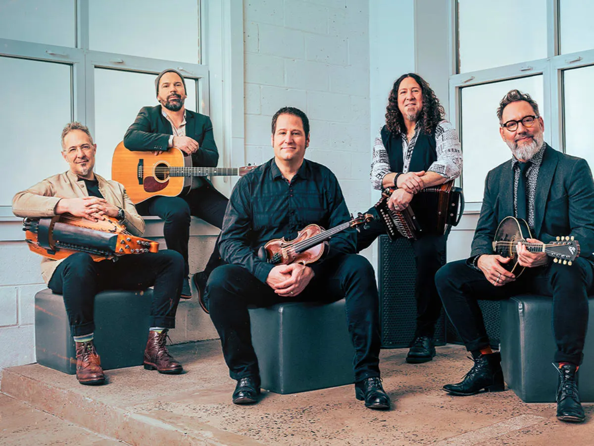 Les 5 membres du groupes assis avec leur instrument
