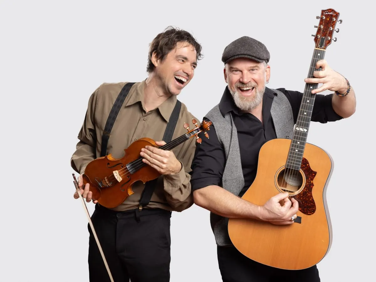 Les deux musiciens du groupe Père Pétue tenant leur instrument