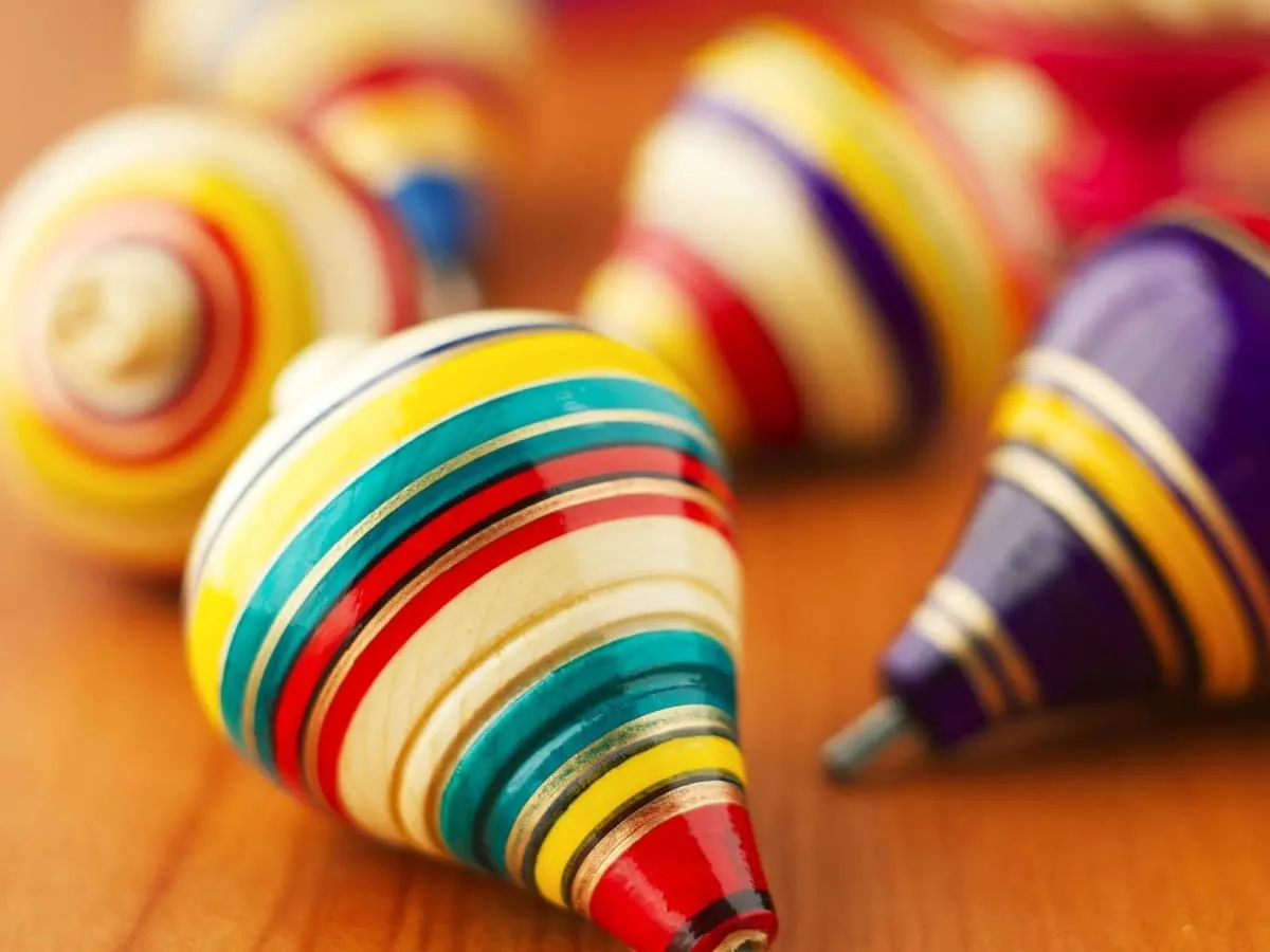 Une photo de toupies multicolores
