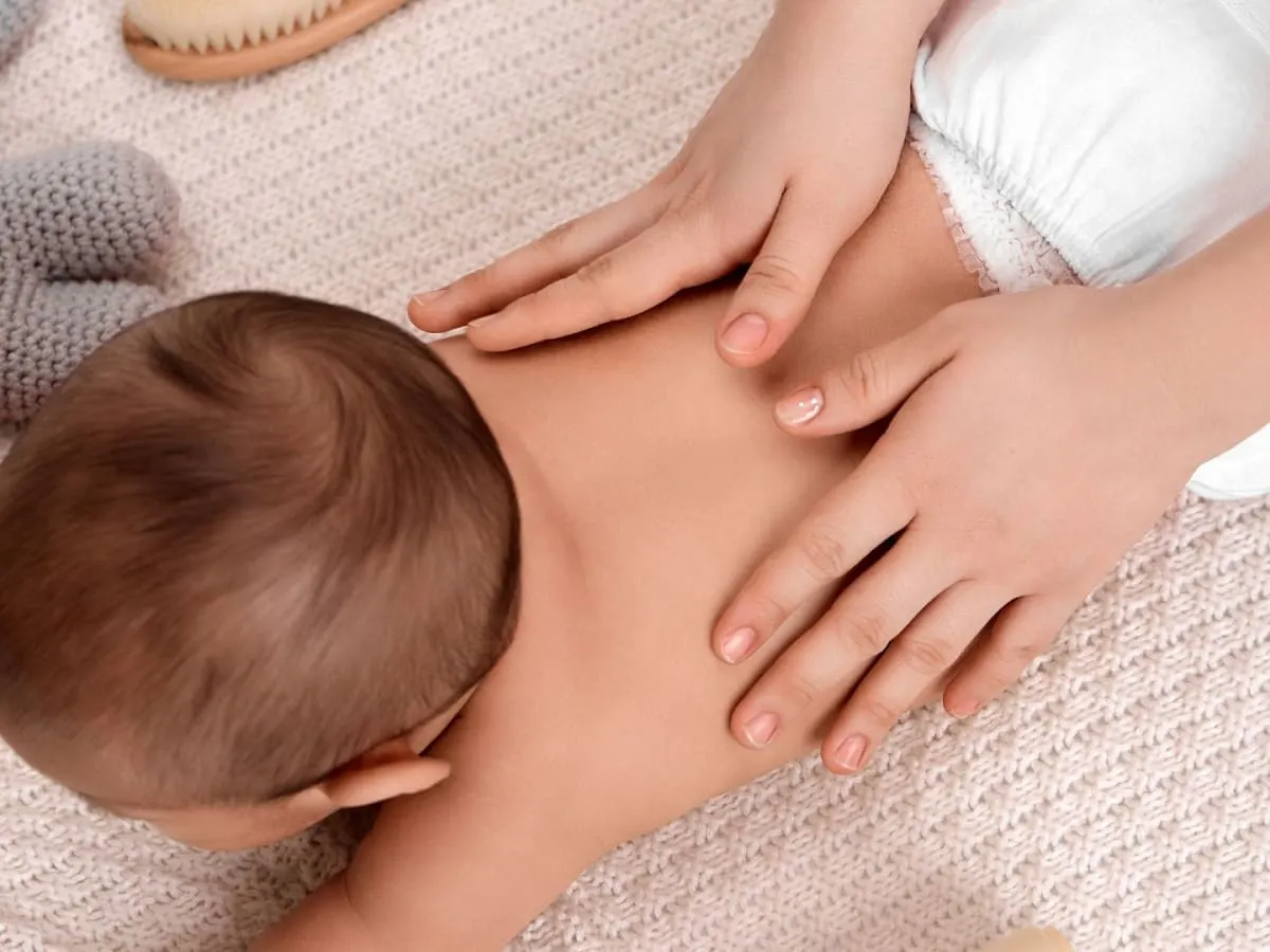 Un bébé qui se fait masser
