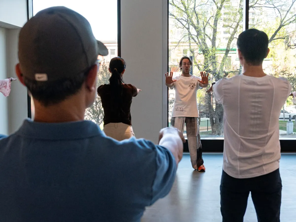 Photo de personnes pratiquant le tai-chi