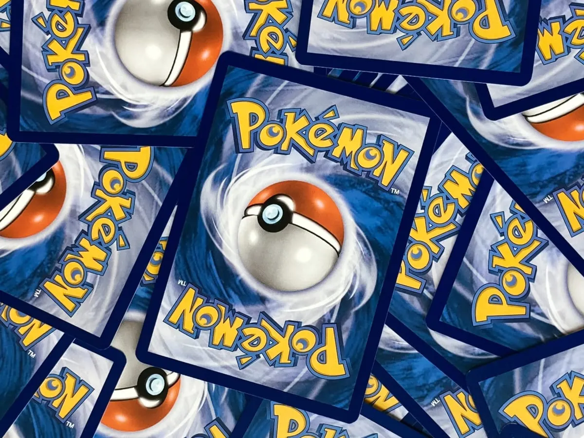 Cartes Pokémon étalés sur une table.